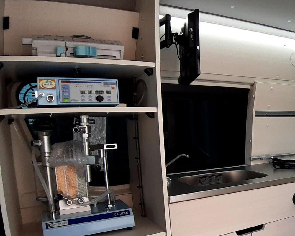 動物救急車内部