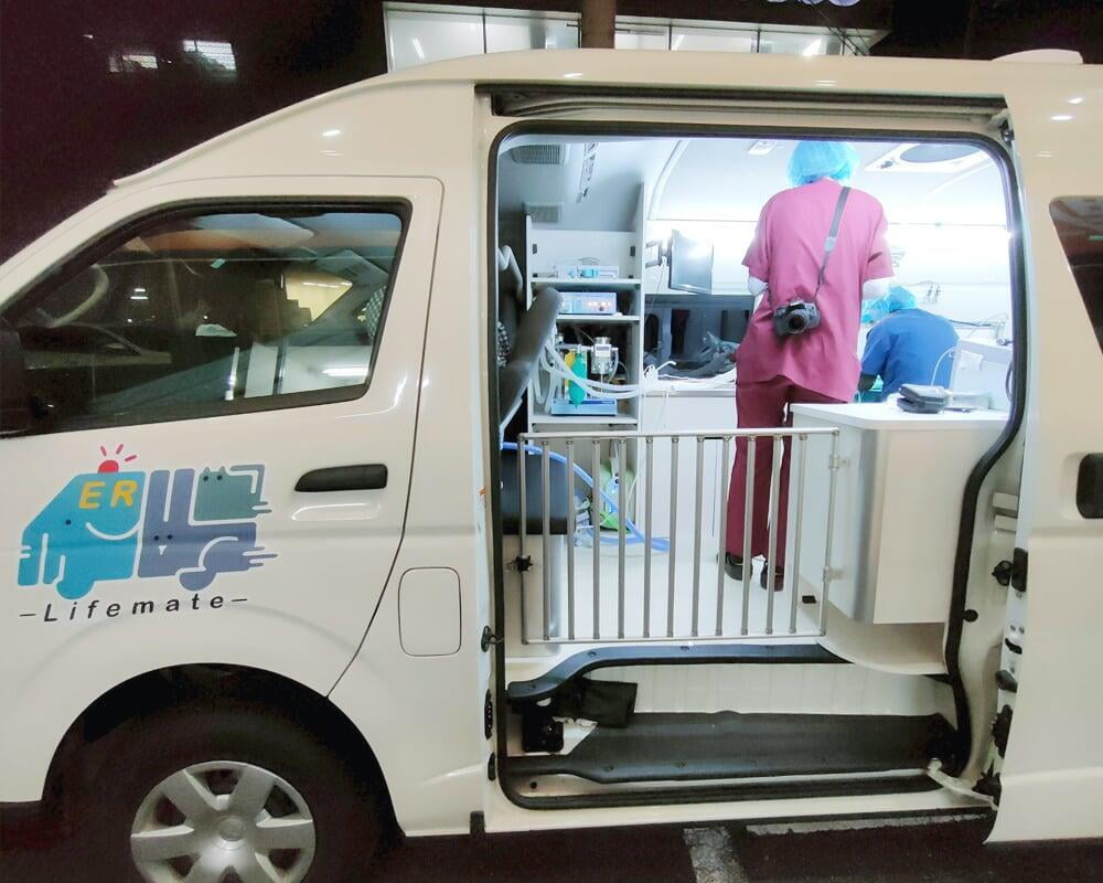 動物救急車人工呼吸管理処置風景